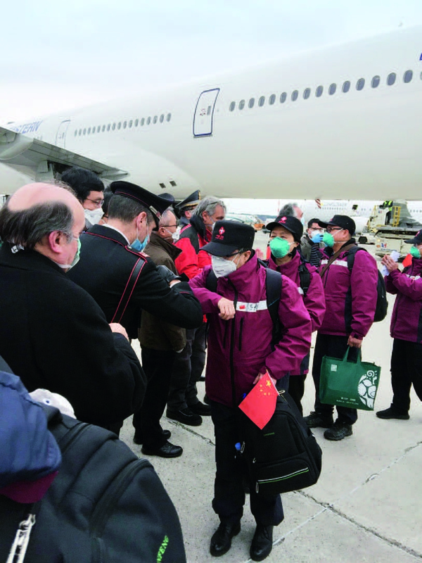 3 月25 日，在意大利米兰马尔本萨机场，意方人员以“击肘”的方式欢迎中国第三批赴意大利抗疫医疗专家组成员的到来　图_ 新华社发.jpg