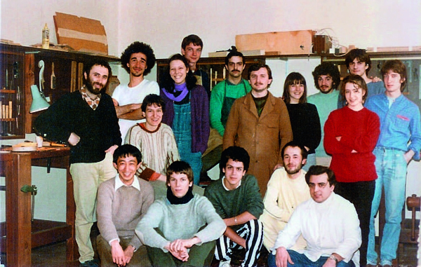 1986 年克雷莫纳国际提琴制作学校毕业生合影，前排左一为郑荃.jpg