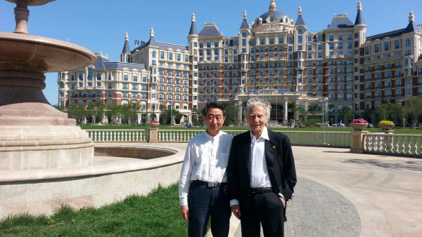 2016 年，郑荃的意大利导师莫纳西（右）最后一次来华，任第三届中国国际提琴制作比赛名誉主席.jpg