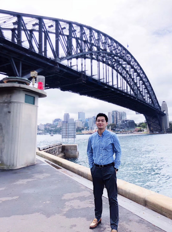 作者在悉尼港湾大桥前.jpg