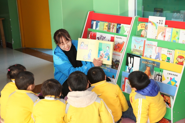老师和幼儿分享绘本故事.jpg