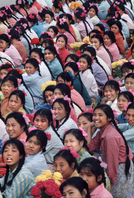 7 天安门广场上学生们热烈欢迎法国总统蓬皮杜 布鲁诺·巴贝 摄影  75×50cm 1973年 2019年艺术家捐赠 中国美术馆藏.jpg