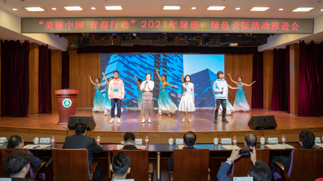 9.青年志愿者代表演唱“美丽中国 青春行动”主题曲《美丽中国靓起来》.jpg