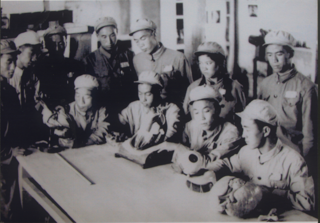 1950年石河子大学学生在解剖学实验室学习.jpg