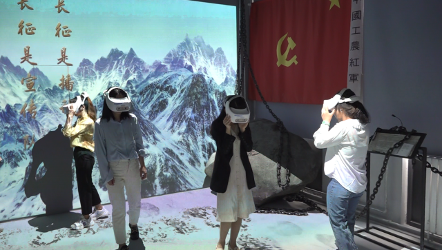 学生多人互动VR体验室体验红军过雪山草地1.png