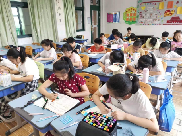 北仑区新碶小学的学生在暑托班绘画 学校供图.jpg