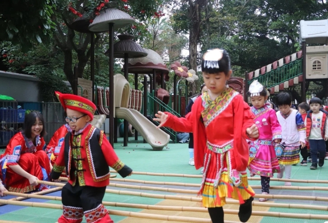 P21-23   第二张图 民族地区教师带孩子们做游戏 线亚威 供图.jpg
