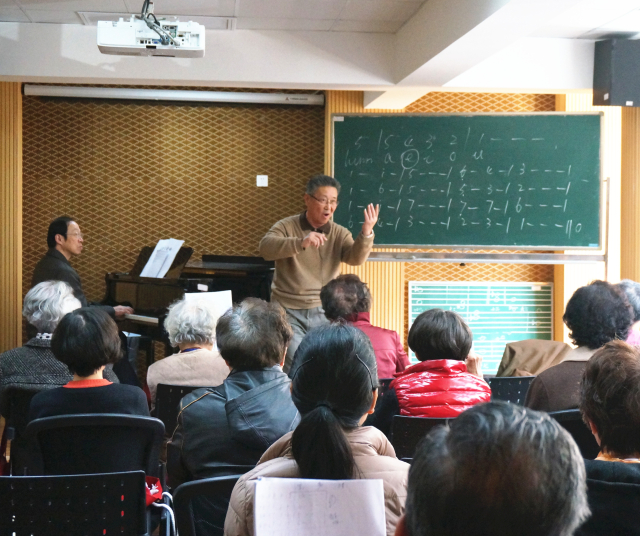上海有市级老年大学、区级老年大学、街镇老年学校、村居委学习点和基层学习点等诸多老年教育场所，让老年人在学习中养老。图为上海老年大学钢琴教室.jpg