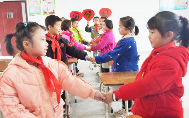 江永工业园小学学生相互握手问候（田如瑞）.JPG
