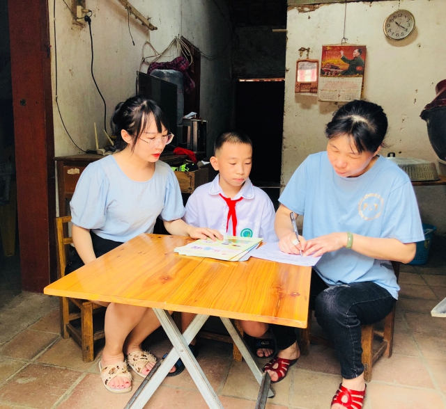 高德小学的郭燕萍老师黄少家里开展“一对一”活动家.jpg