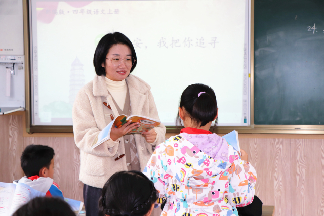图为鄞州区甲南小学代课老师正在上课 学校供图.jpg