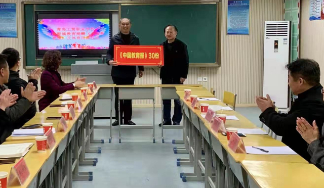 赠报仪式.jpg
