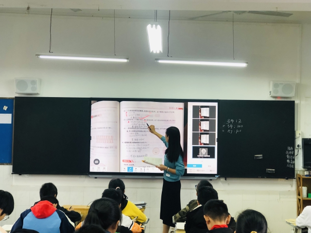 图为宁海县实验小学老师正在使用智慧黑板进行教学 学校供图.jpg