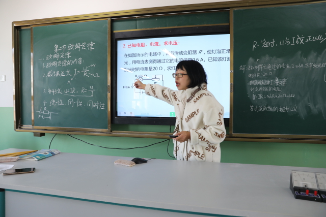 青年教师李静用多媒体上课.JPG