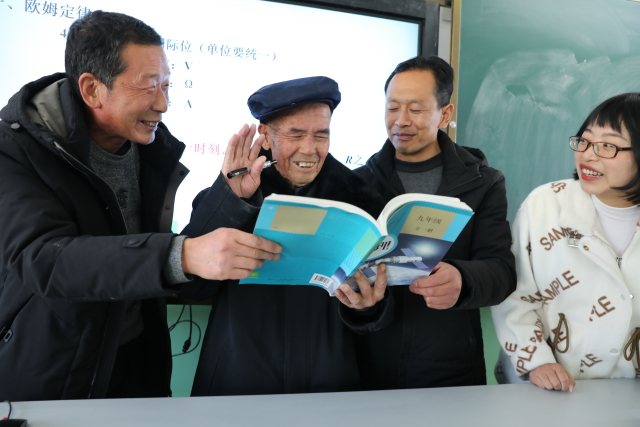 胡振江、姜贵重、杨建平、李静一起交流.JPG