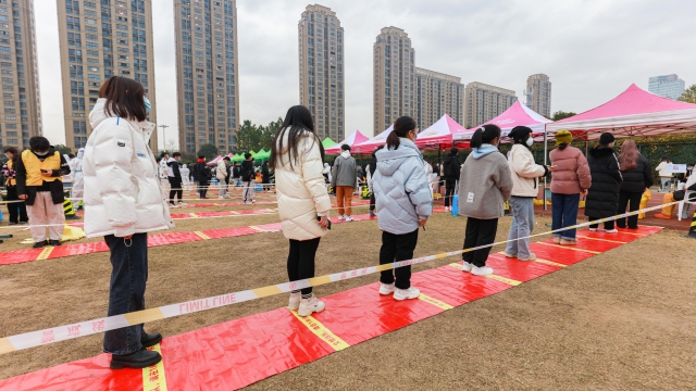 图为宁职院学生有序排队进行核酸检测 学校供图.jpg