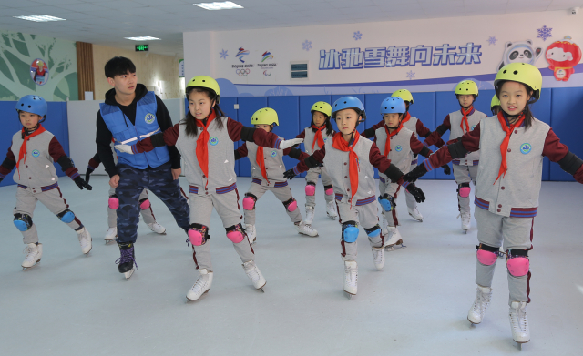 图二青岛基隆路小学旱地滑冰.JPG