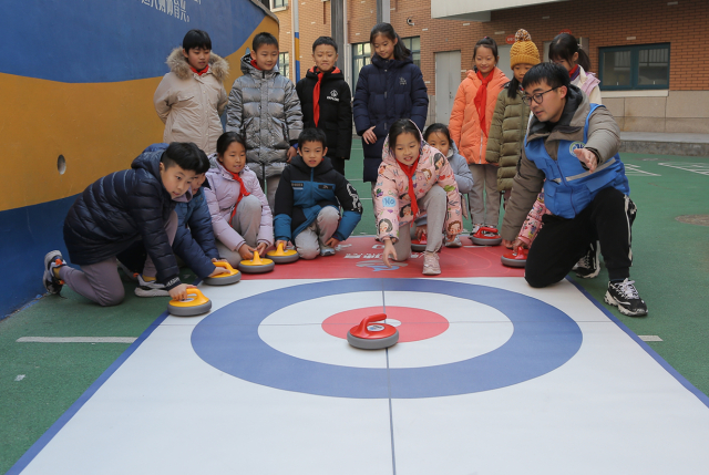 图三青岛基隆小学开展陆地冰壶运动.JPG