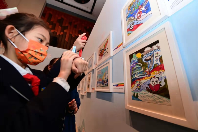 少年儿童迎冬奥——第二届全国儿童绘画展”今天在中国妇女儿童博物馆开幕。从2022幅作品中精心遴选出的300余幅代表作，分为“我的童年冬奥梦”“灵巧小手画冬奥”“冰雪迎春喜洋洋”“携手奋进向未来”四个篇章进行展示。1.jpg
