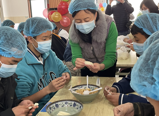 内地西藏班学生过小年.jpg