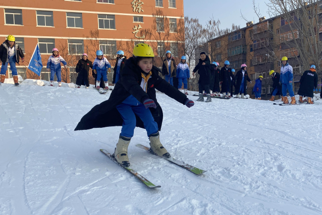 西藏班学生校园内学习滑雪    摄影 于海忠.jpg