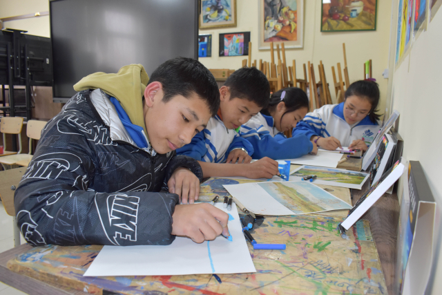 西藏班学生学画装饰画        摄影   于海忠.jpg