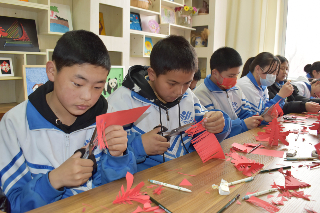 西藏班学生学习剪纸   摄影  于海忠.jpg