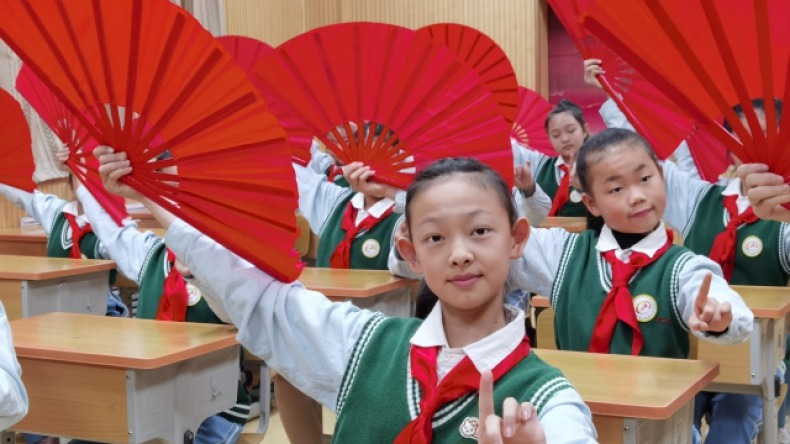 沧州第二实验小学：京剧护眼操风靡校园
