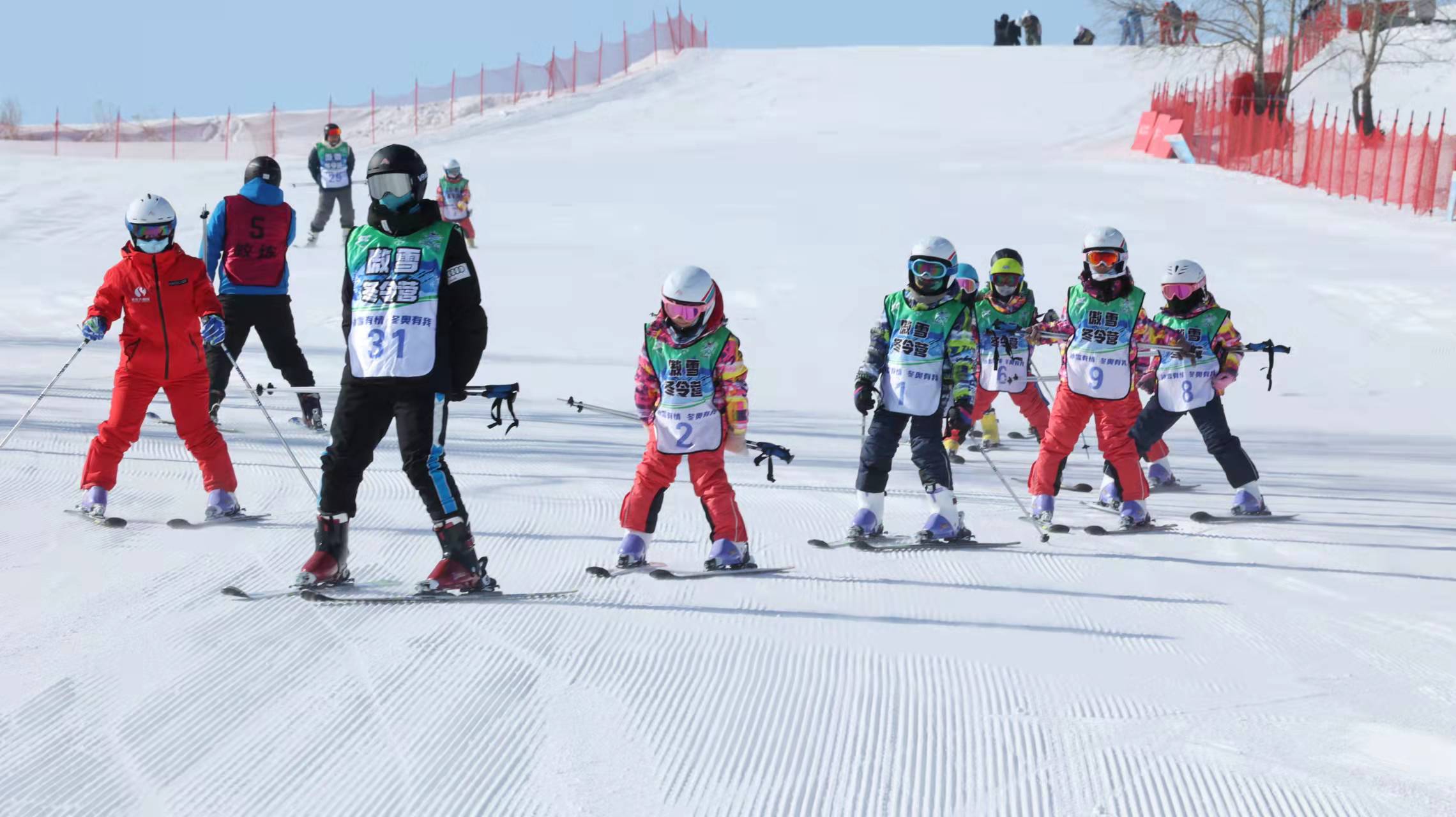 傲雪冬令营的小朋友正在教练的带领下练习，冬令营已经培训了八百余名少年儿童滑雪爱好者。 本报记者 修伯明 摄.jpeg