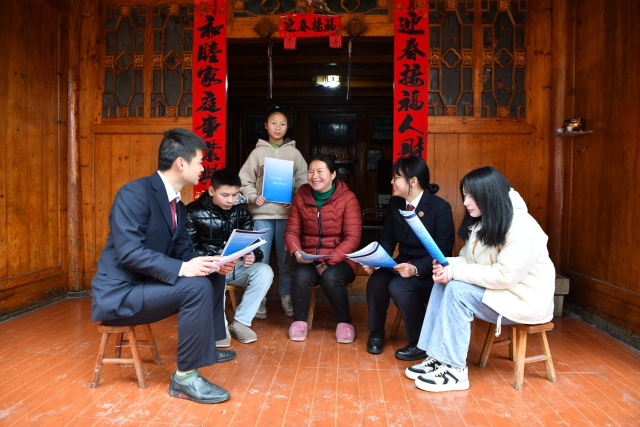 2022年2月18日，在贵州省黔东南苗族侗族自治州黄平县谷陇镇大寨村，检察院干警入户宣传《家庭教育促进法》。_proc.jpg