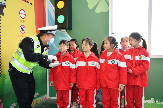 2022年2月28日，公安民警在贵州省黔东南苗族侗族自治州黄平县新州镇第三小学，为学生上交通安全课。 (4)_proc.jpg