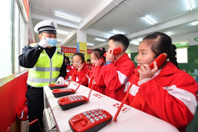 2022年2月28日，公安民警在贵州省黔东南苗族侗族自治州黄平县新州镇第三小学，指导学生使用报警电话。_proc.jpg
