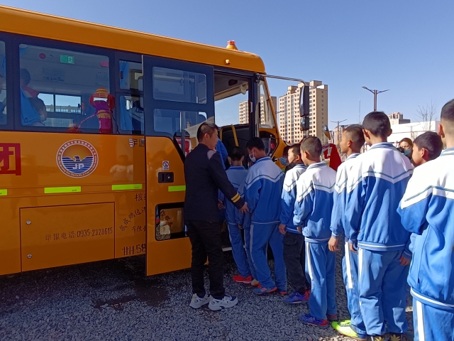 武威市凉州区农村小规模学校校车服务试点项目发车仪式 (1).jpg