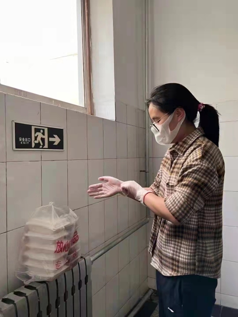辅导员为封闭学生送餐.jpg