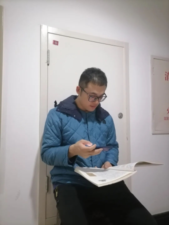 闫俊玮在医院走廊里给学生上网课.jpg