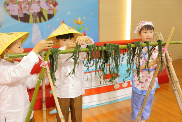 图为奉化区莼湖中心小学的学生在模拟晾晒苔条 学校供图.jpg