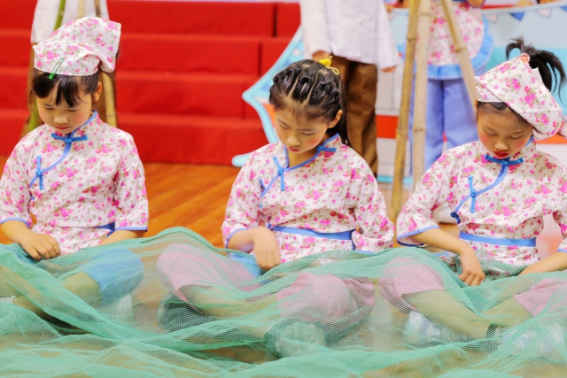 图为奉化区莼湖中心小学学生模拟织鱼网 学校供图.jpg