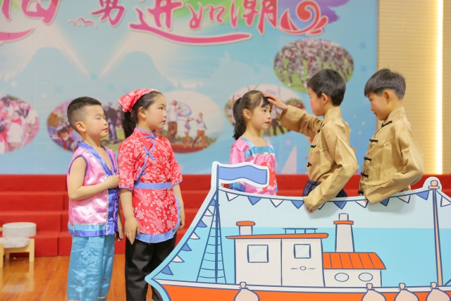图为奉化区莼湖中心小学学生在演绎出海故事 学校供图.jpg