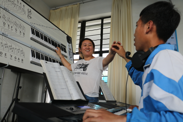 庆城县赤城初级中学音乐课师生借助先进教学设备互动。马绮徽摄.JPG