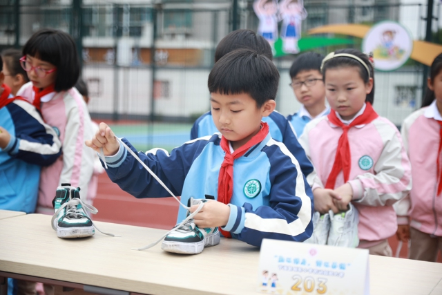 图为二年级学生参加系鞋带比赛 学校供图.JPG