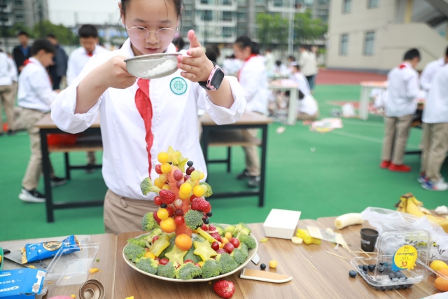 图为五年级学生制作水果拼盘 学校供图.JPG