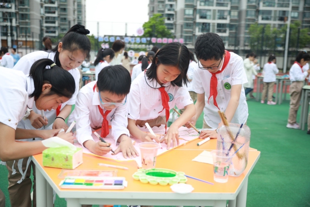 图为六年级学生集体制作风筝 学校供图.JPG