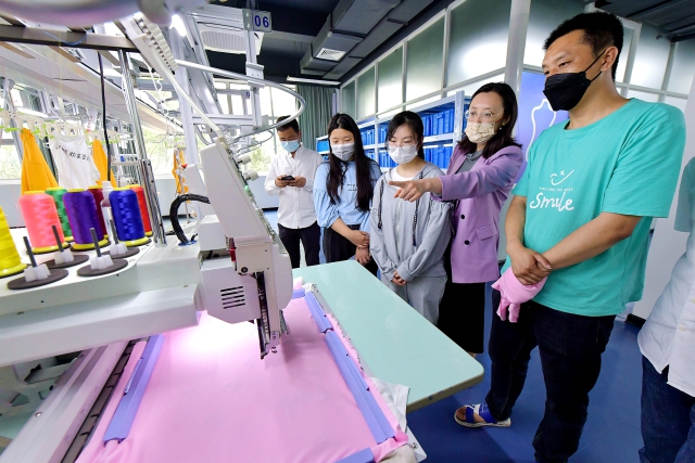 图为学生在数字化“未来工厂”服装虚拟仿真实训室里实践 王国海摄.jpg