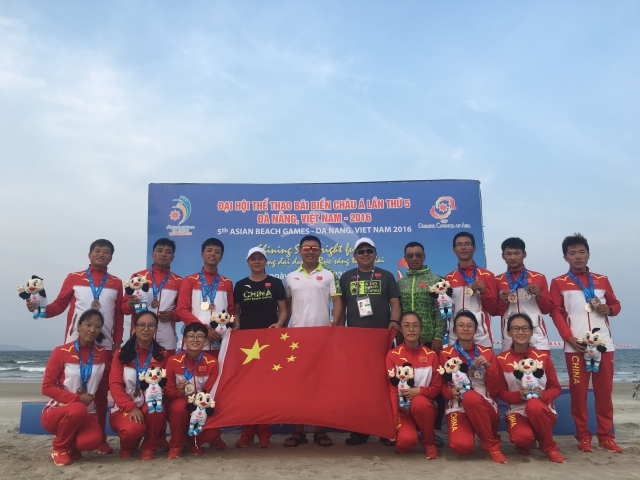 图为宁波工程学院木球队队员参加第五届沙滩运动会合影 学校供图.jpg