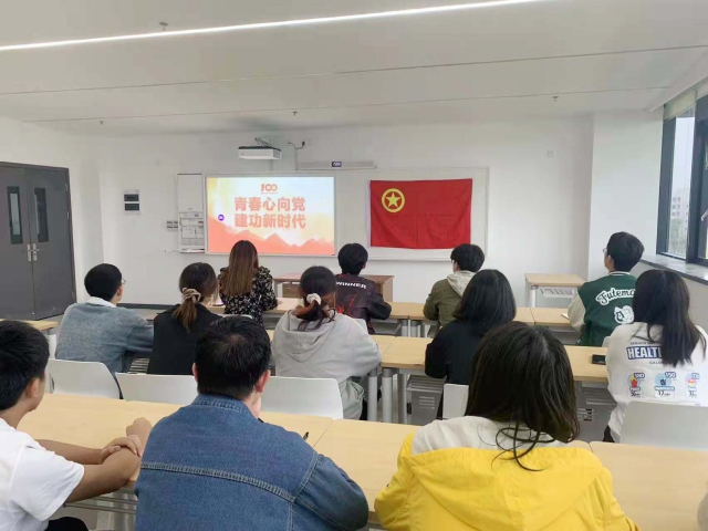 图为宁波大学青年学生开展“点菜式”理论学习 学校供图.jpg