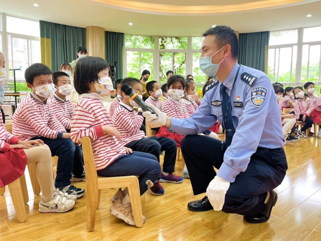 图为北仑区交警大队民警给泰河幼儿园幼儿上交通安全课 幼儿园供图.jpg