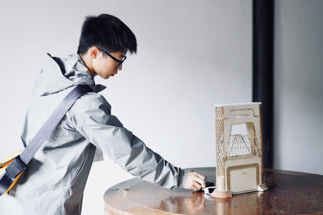 图为宁诺学生刘骐成测试他的设计作品《弈园》.jpg