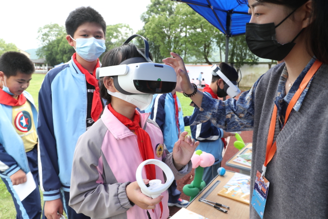 图为宁海县胡陈乡东仓小学学生在游园活动中体验VR项目 张培坚 摄.jpeg