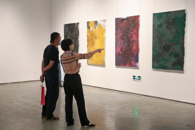 参观者正在欣赏宁大科院““易地生花”毕业作品展 陈情怡 摄.jpg