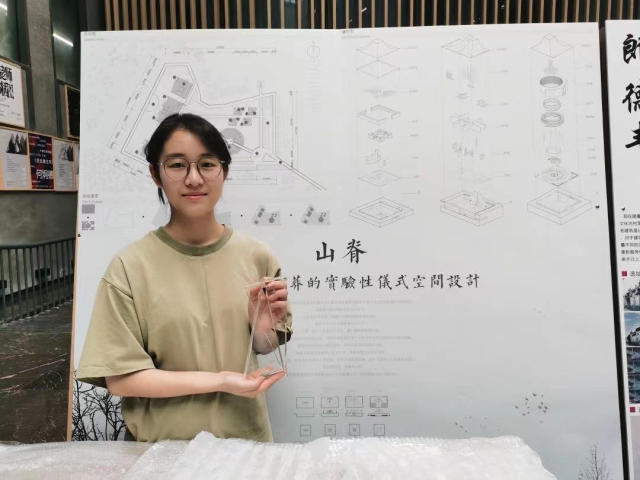 宁大科院创作者张玉琳正在展示她的毕业作品——《山脊——有关新型殡葬的实验性仪式空间设计》 作者供图.jpg